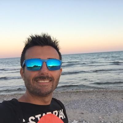 Llicenciat en publicitat i relacions públiques i diplomat en turisme cat/es/eng
