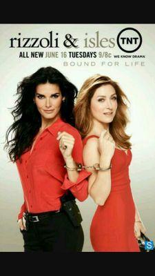 I'm 14 years old and i love Rizzoli & Isles.
My favourite actress are Angie Harmon and Sasha Alexander