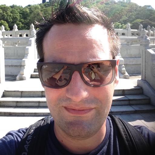 conseiller pédagogique, violoniste, darwiniste, cochon, sinophile ciblé, papa, skieur, skateur, féministe, victime du marketing Apple et linuxien d'occasion.