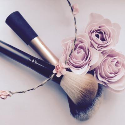 Beauty Blogger | Instagram - @ findingbeautyinthedark