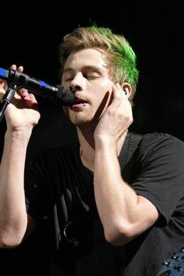 FOLLOW @tiinflen
#MTVStars 5 seconds of summer