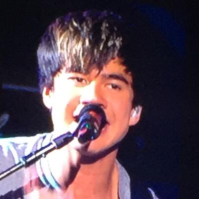 calum hood makes me happy when life makes me sad hes kinda hot though