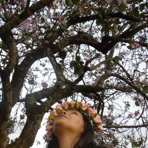 Over The Garaden Wall é uma loja online de Flower Headpiece, as adoradas Coroas De Flores, que são feitas artesanalmente com temas meigos.