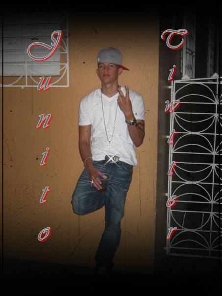 junitoofficial's profile picture. Aprende a reir, ya que llorar lo hacemos desde que nacemos.