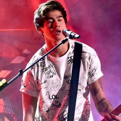 FOLLOW @sazzamikey since i give you this free follow! AND PLEASE RT my last retweet, it would mean alot ☁️ -