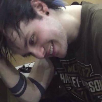 luke hemmings could wrap his legs around me like an anaconda.