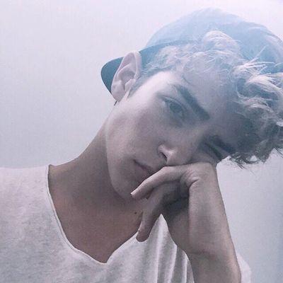 hugorpgupm's profile picture. on m'dit souvent que j'suis pas sociable, mais j'aime juste pas ta gueule.