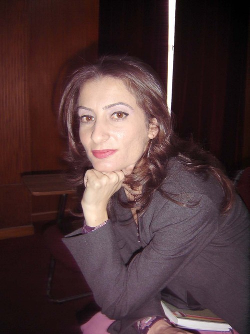 Eminehoca's profile picture. Gazeteci, yeniden çiçeği burnunda anne :)