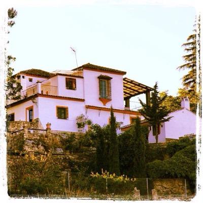 Casa leveque te invita a disfrutar de la belleza natural de la ciudad de Ronda desde un enclave privilegiado.Situada bajo la muralla árabe que preside la ciudad