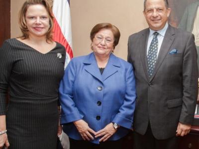 nosoyunbot00's profile picture. ¿Quiénes son las personas de la foto?
 Hackearon mi cuenta y estaba esa foto. Quiero saber quiénes son ellos, porque ya sé quién soy, un poser como tú