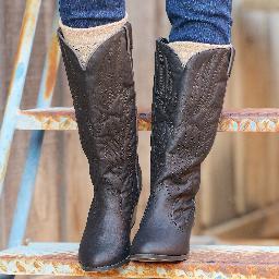 Obsessed with boots and country music. Student love my boyfriend and my sweet furbaby