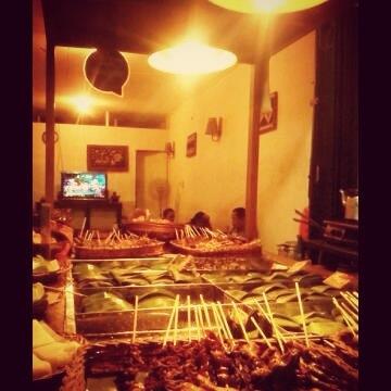 Tempat Nongkrong Asik, sambil makan malem. Angkringan Klasik dengan sentuhan Modern. Boleh brisik, boleh kalem. Menunya apik, harganya adem.