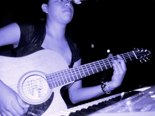 apasionada por DIOS, anormal, adicta al propósito y al llamado que DIOS me ha hecho, ah... estudié música y me encanta!
