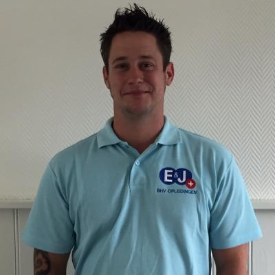 EJeerstehulp's profile picture. Eigenaar van E&J eerste hulp ik ben de J van E&J
Brandweerman op Schiphol/Eerste hulp/levensreddend handelen/Reanimatie/
Vader van 3 incl een kadodochter.