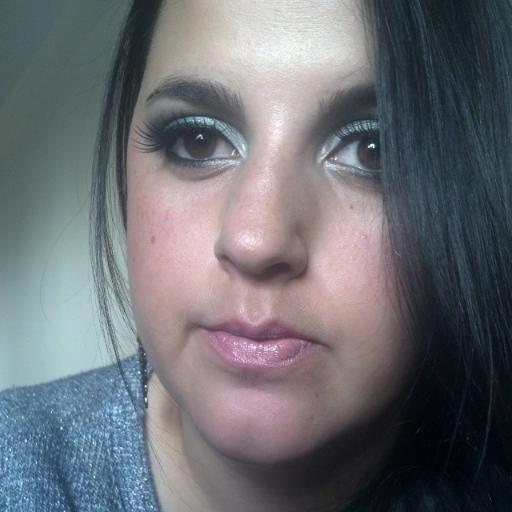Blogger - Youtuber - Amante del maquillaje y los esmaltes - Esposa - Madre - Estudiante - Fan del cine y series - Amo la música