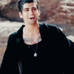 follow @ziam1d10 because she gave you this free follow