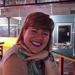 Ciudadana del mundo, católica por convicción, madre-mujer-profesional-artista, comprometida con la vida sin olvidar que el camino son tus huellas y nada más