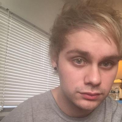 I love Michael Clifford, all the colors of his hair, and his smile ❤️