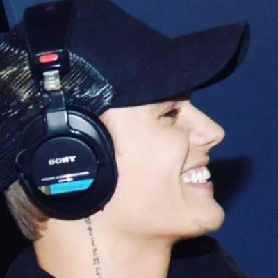 CANADASBLVNT's profile picture. cant spell slut without u