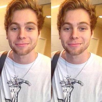 VOTE FOR @5SOS #ShesKindaHotVMA