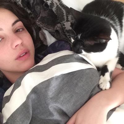 Lara_Hale_'s profile picture. Lone wolves dont survive on their own.