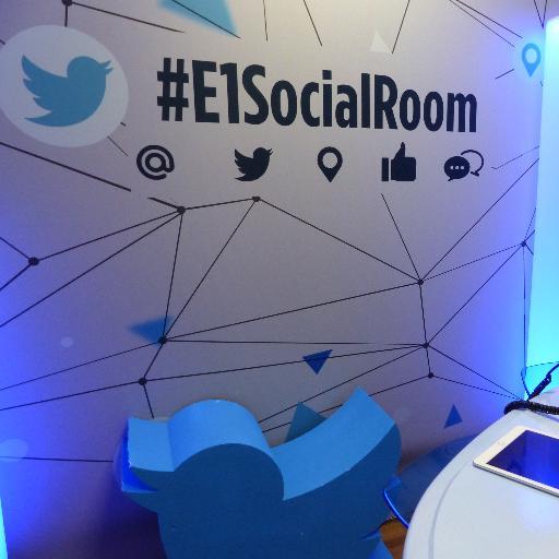 Posez vos questions aux animateurs et aux invités avec le hashtag #E1SocialRoom - 
Suivez aussi @Europe1