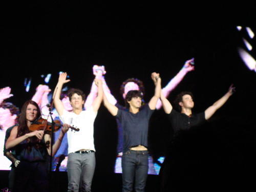 Jonas Brothers,Demi Lovato,Mikey Deleasa 
31/07/09 30/10/09  23/10/10 25/08/11 02/05/12