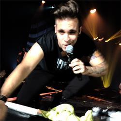 smjleformehoran's profile picture. Siamo sotto lo stesso cielo, quindi stiamo insieme anche se non ti vedo @NiallOfficial