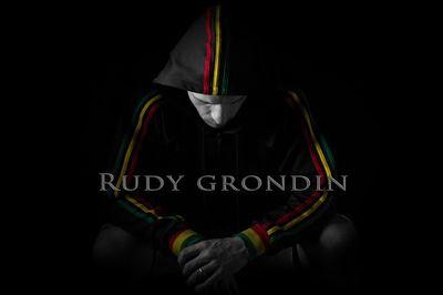 Auteur compositeur et multi instrumentiste!!!!!! JahLove!! Blesss http://t.co/qqq77sPaNx