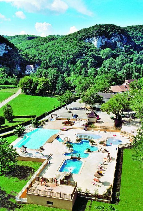 Bord Dordogne (plage baignade canoë pêche). Site exceptionnel au cœur des plus beaux châteaux. Prix de meilleur accueil & camping de l’année