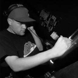 Drum and Bass DJ since 2002. 

Check out the crew:
http://t.co/EkXNTIp9N6
www.centralbeatz .com