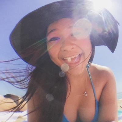 helenmeows's profile picture. 