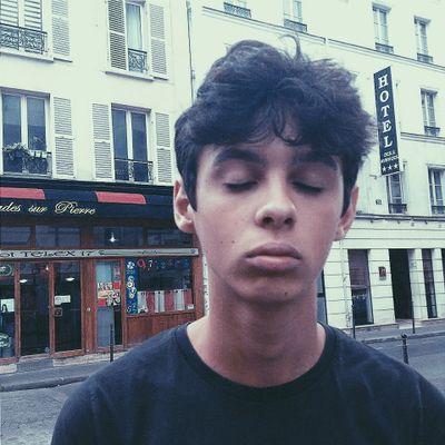 Paris, Ali, 15piges, originaire de kabylie, j'ai un ami claustrophobe et a chaque fois qu'il cligne des yeux il s'evanouie quoi.