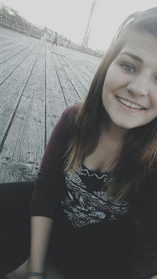 JustKariss's profile picture. its both a blessing and a curse to feel everything so deeply. 20.