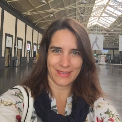 Abogada en ejercicio, columnista de  Alicante Plaza y ESdiario, escritora y presidenta de la tertulia femenina Mesa y Mantel