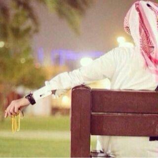 انا حبيبي بسمته تخجل الضّي يكشف سنا بدر الدجى من جبينه ..