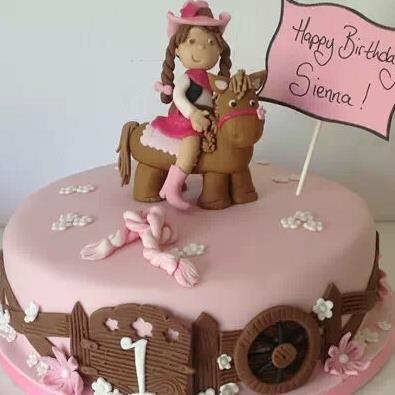 katiemakescakes's profile picture. Cake decorator . Sugar paste artist .  Dubai mum.