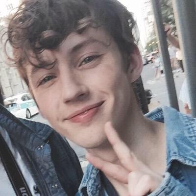 free follow from @thirltroye so follow her or i'll unfollow !! ask for a fb ! :) she's close to her goal so it's be nice :)