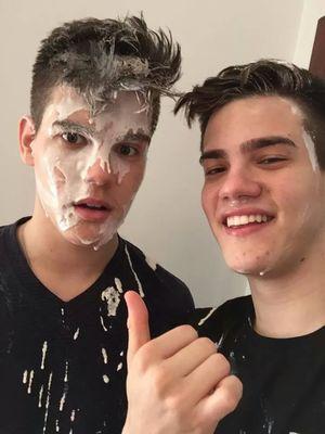 7 bilhoes de pessoas no mundo e eu encontrei vcs @brenoecaiocesar