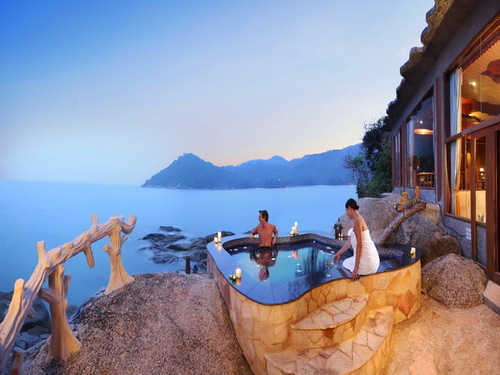 Designed to be in harmony with its natural surrounding and is situated upon a steep cliffside overlooking Thong Nai Pan beach.