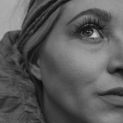 AlinaBarroso's profile picture. Uno no se enamora de las personas extraordinarias; se enamora de las personas ordinarias que logran sacar lo extraordinario de uno.