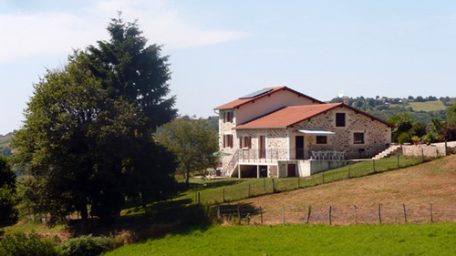 Proche de Conques en Aveyron, location de 2 gites écologiques avec terrains, parking et accès indépendants, capacités  8 à 10 pers et 4 à 5 pers.