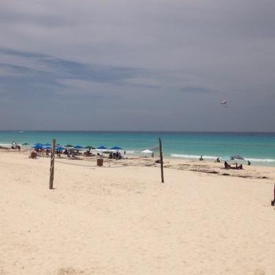 Las playas de Cancún son hermosas. la zona hotelera siempre bien cuidada. Pero la ciudad deja mucho que desear. Nos toca a los habitantes cuidar y mejorarla.