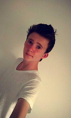 TristanRndt's profile picture. j'ai envie de coller une balle à tous les pandas qui ne sont pas foutu de baiser pour sauvé leur espèce!