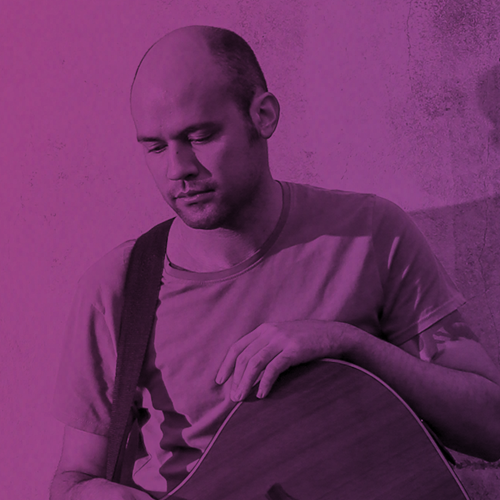 Compositor, guitarrista e vocalista. Vivo e trabalho muito pois o tempo vai embora com o vento e a vida ensina coisa nova a cada dia.