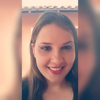 Porque eu sou assim, meio esquisita muito romântica, um pouco atacada, nada perfeita e um tanto dramática.