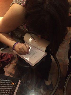 Alex_shb's profile picture. Escritora, enamorada de @HCV93 y fanática de las runas y de mitología nórdica. Autora de Amor en Escocia, y de la saga Tu Ley es mi Condena.