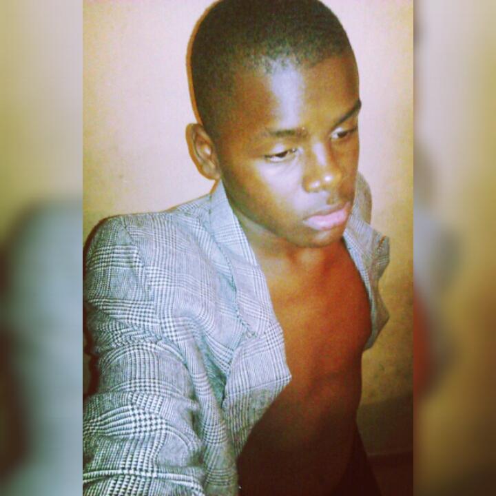 emmano_p's profile picture. COMPTE OFFICIEL / je #followback / TEAM #PSG / TEAM 242 / je deviens drôle pour passer le temps