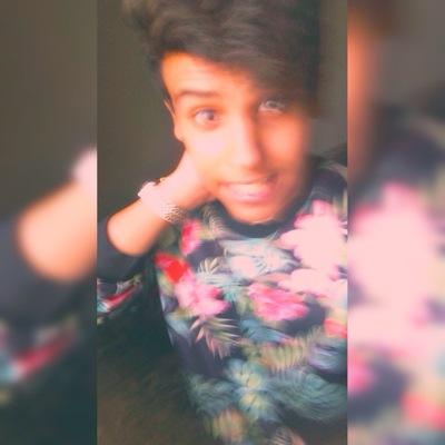 دخلت تشوفٓ وشٓ عندٓي ☺️عاد شوف تحت ع اليمين شوف مكتوب تابع او follow مدريٓ وش يسويٓ بس حطٓ أصبعك عليه خله يصيٓر أزرق️