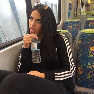 perso pris en favoris. | contexte dans les photos. | 18 filles, 12 gars.